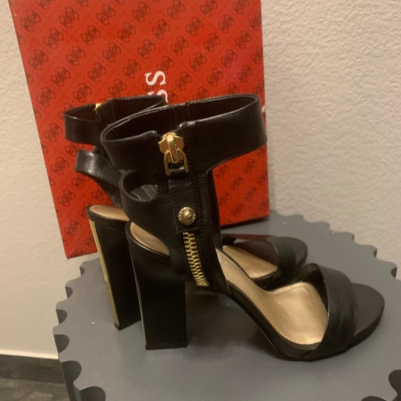$89🔥Black leather Guess sandals size 8 US - Picture 3 of 7